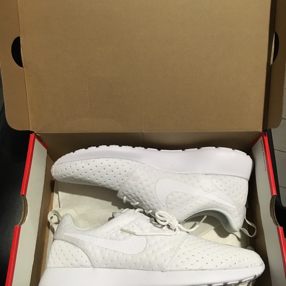 Brand New Nike Roshe Run SE